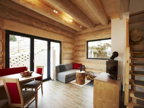 Khu vực ghế ngồi tại Cosy, modern Canadian wooden chalet