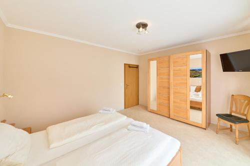 Una cama o camas en una habitación de Gästehaus Binz-Meyer Heldensicht