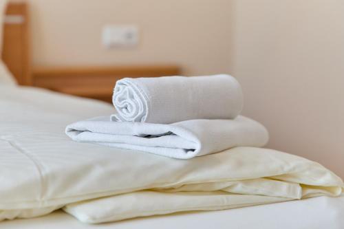 Una cama o camas en una habitación de Gästehaus Binz-Meyer Heldensicht