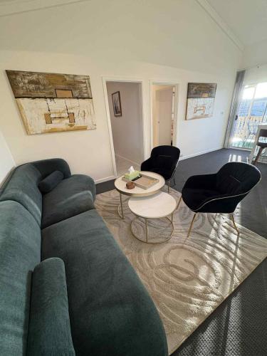 Un lugar para sentarse en BEACHSIDE UNIT WITH OCEAN VIEWS West Beach