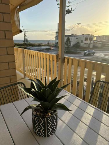 Un balcón o terraza en BEACHSIDE UNIT WITH OCEAN VIEWS West Beach