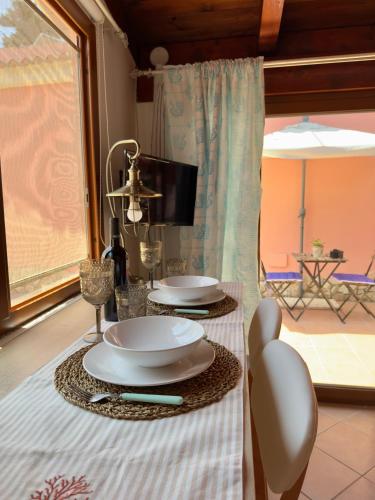 a table with two plates on top of a table at DomoMea - Le Gioie di Laura in Su Forti