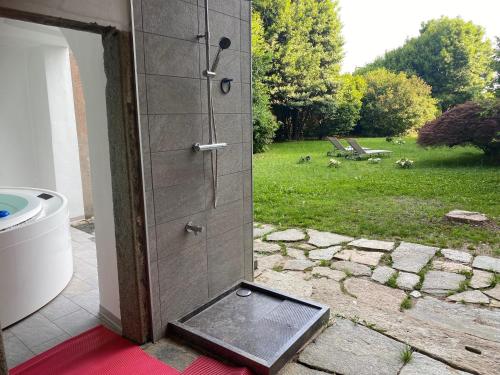 a door to a shower with a view of a yard at Intrecci in Sordevolo