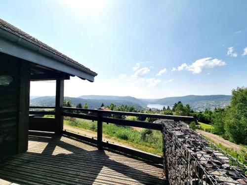 d'un balcon offrant une vue sur les montagnes. dans l'établissement Chalet Terres Neuves, confort et vue sur le lac, à Gérardmer