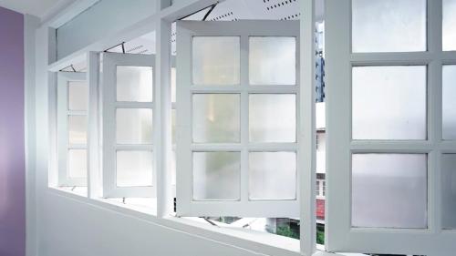 una finestra con porte bianche in una stanza di BTS Asoke 6bedroom townhouse a Bang Kapi