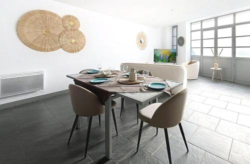 Μια τηλεόραση ή/και κέντρο ψυχαγωγίας στο Beau duplex a 2 pas de la Citadelle