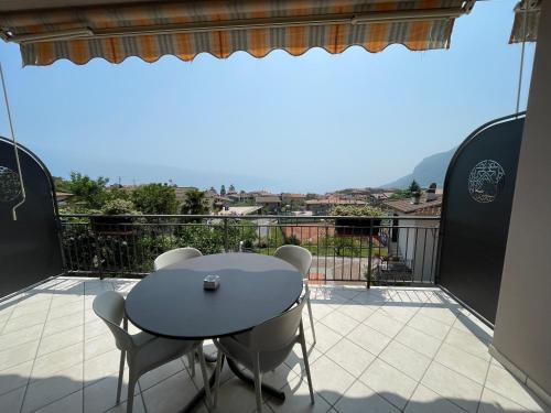 a patio with a table and chairs on a balcony at Residence Mirabel in Tignale