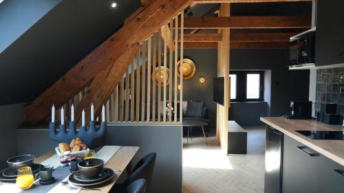 une cuisine avec un escalier et une table avec des ustensiles dans l'établissement Studio Balneo, Ciel étoilé, Escapade Cosy, à Belfort