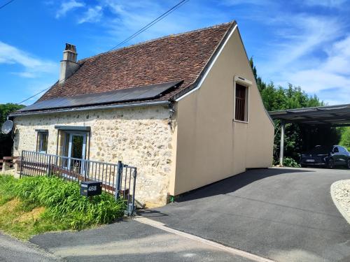 ein kleines Steinhaus mit Auffahrt in der Unterkunft Maison en pierre avec piscine in Billac