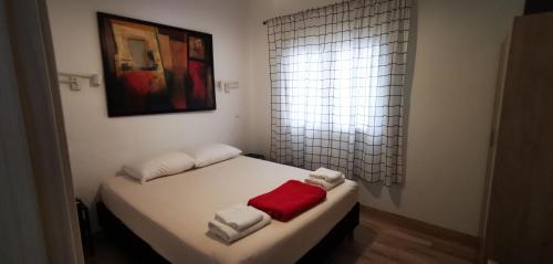 une petite chambre avec un lit avec des serviettes dessus dans l'établissement Nea Elvetia Metro Station apartment Thessaloniki-Νέα Ελβετία Στάση Μετρό Θεσσαλονίκη, à Thessalonique