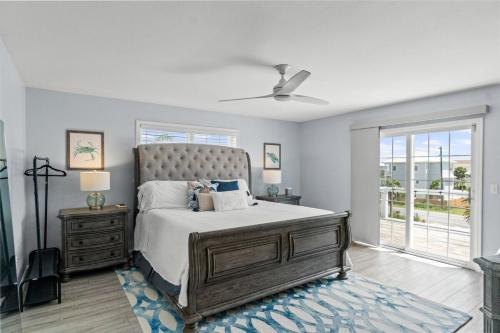 ポート・セント・ジョーにあるPrivate Pool, Beach Access, Luxe Kitchen, Fire Pit & Outdoor Entertaining Spaceの大きなベッドと窓のある寝室