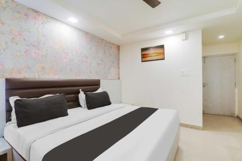 a bedroom with a large white bed in a room at Hotel O Civil Lines Near Old Bus Stand in Bareilly