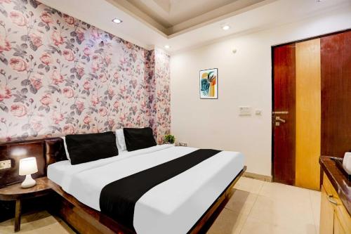 Ένα ή περισσότερα κρεβάτια σε δωμάτιο στο Hotel O Sector 5 Ghaziabad