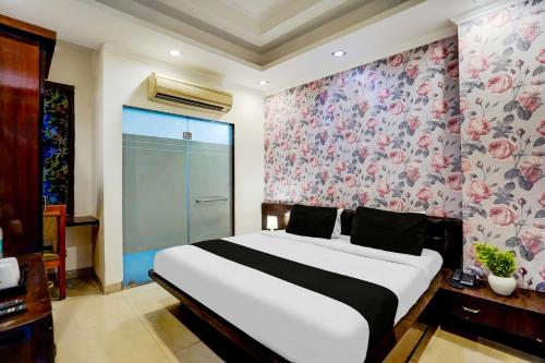 Ένα ή περισσότερα κρεβάτια σε δωμάτιο στο Hotel O Sector 5 Ghaziabad