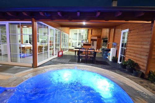 La alberca dentro o cerca de The Emerald Courtyard
