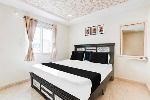 Postel nebo postele na pokoji v ubytování Hotel O Bommarilu Warangal