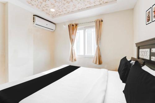 Postel nebo postele na pokoji v ubytování Hotel O Bommarilu Warangal