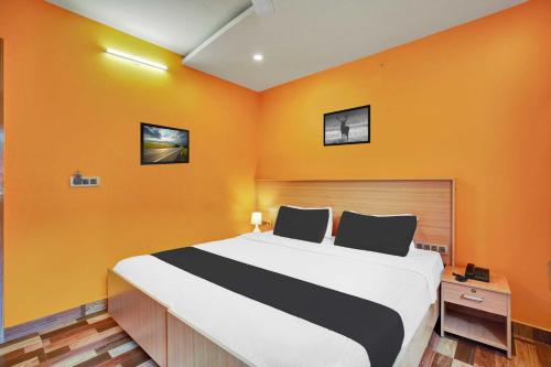 Postel nebo postele na pokoji v ubytování Hotel O Kushal Nagar Near KSRTC Bus Stand
