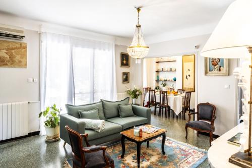 una sala de estar con un sofá y una mesa en Villa Philipp'inn, en Arles