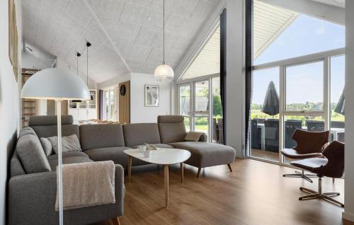 un salon avec un canapé et une table dans l'établissement Stunning Home In Hadsund With Sauna, à Hadsund