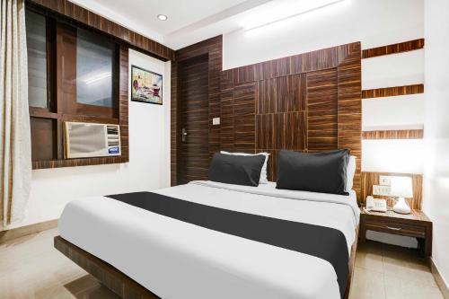 シルディにあるHotel O Shirdi Near Sai Baba Templeの部屋にある大きな白いベッドのある寝室