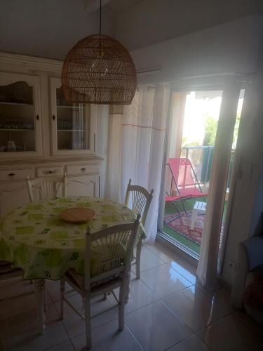 Il dispose d'un balcon et d'une cuisine avec une table et des chaises. dans l'établissement Logement atypique centre ville, à Sainte-Maxime