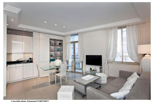 un salon avec un canapé et une table dans l'établissement REF 961 - Cannes Croisette - Sea view apartment for rent, à Cannes