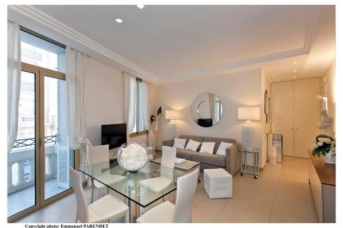 un salon avec une table en verre et un canapé dans l'établissement REF 961 - Cannes Croisette - Sea view apartment for rent, à Cannes