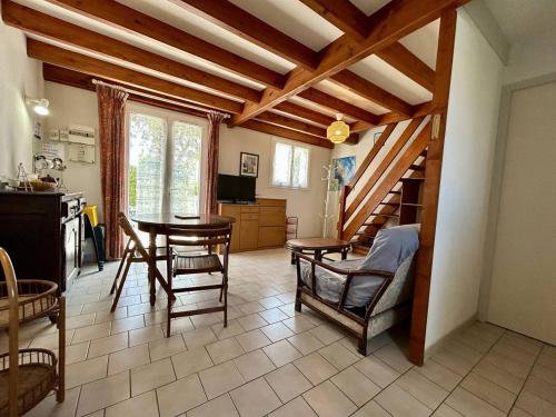 une cuisine et une salle à manger avec une table et des chaises dans l'établissement Maison avec jardinet proche port, 4 couchages, La Cotinière - FR-1-246A-354, à La Cotinière