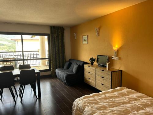 Katil atau katil-katil dalam bilik di Studio 4 personnes avec piscine et sauna - Résidence Château des Magnans - Jausiers - FR-1-165B-45