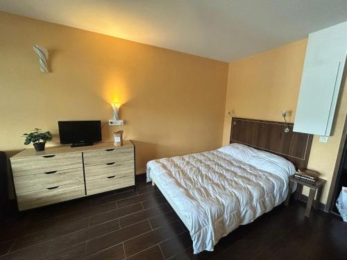 Posteľ alebo postele v izbe v ubytovaní Studio 4 personnes avec piscine et sauna - Résidence Château des Magnans - Jausiers - FR-1-165B-45