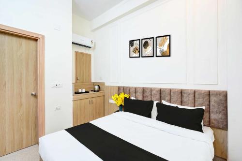 Postel nebo postele na pokoji v ubytování Hotel O Surajpur Chowk Greater Noida