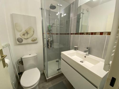 Et badeværelse på C208 Studio Cabine avec Terrasse proche Plage