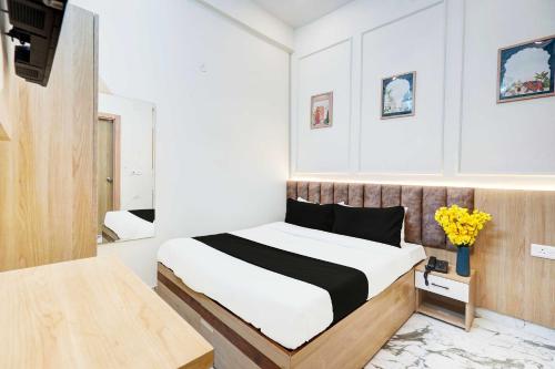 Postel nebo postele na pokoji v ubytování Hotel O Surajpur Chowk Greater Noida