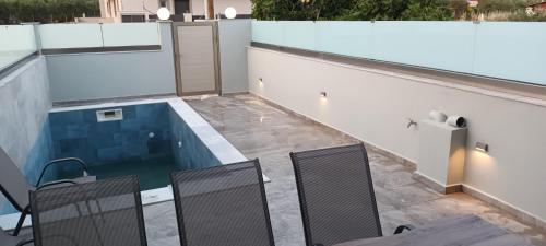 Bazén v ubytování Twins house pool 1 nebo v jeho okolí