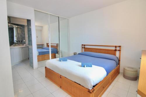 une chambre avec un grand lit et un miroir dans l'établissement Appartamento fronte mare, à Menton