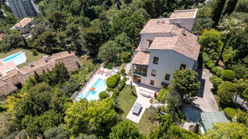 une vue aérienne d'une maison avec piscine dans l'établissement VILLA MONTE CRISTO - Villa conviviale a Nice - Superbe vue, piscine et jeux en plein air, à Nice