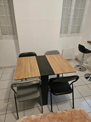 a conference room with a table and chairs at Appartement -T3 in Oloron-Sainte-Marie