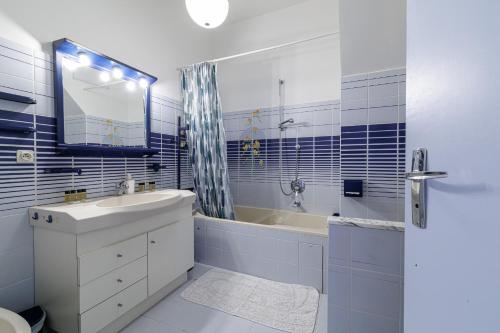 une salle de bain avec un lavabo, une baignoire et des toilettes dans l'établissement VILLA MONTE CRISTO - Villa conviviale a Nice - Superbe vue, piscine et jeux en plein air, à Nice