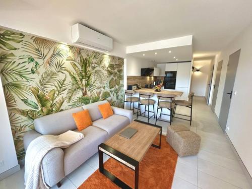 un salon avec un canapé et une table dans l'établissement Appartement moderne 4-6 pers, proche plage - Argelès-sur-Mer - FR-1-388-97, à Argelès-sur-Mer