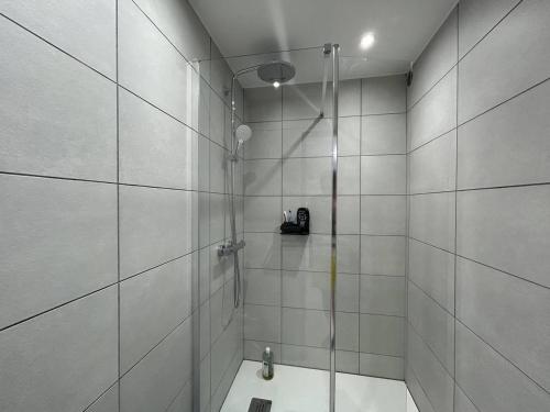 une salle de bain avec douche et toilettes dans l'établissement Appartement moderne 4-6 pers, proche plage - Argelès-sur-Mer - FR-1-388-97, à Argelès-sur-Mer