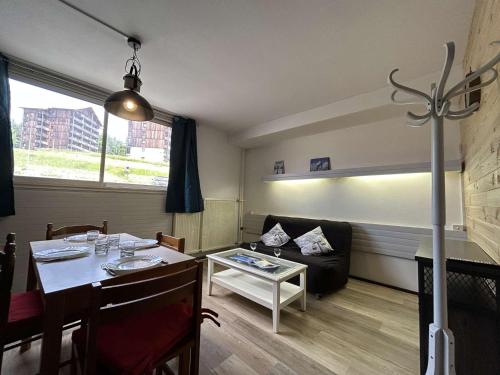 un salon avec une table et un canapé dans l'établissement Studio 4 pers. à SuperDévoluy avec Wifi - FR-1-525-180, à Saint-Étienne-en-Dévoluy