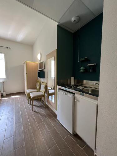 une cuisine avec un évier et un plan de travail dans l'établissement Auberge Lou Poumié, à Pierlas