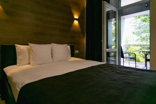 Postel nebo postele na pokoji v ubytování ROCAS Hotel
