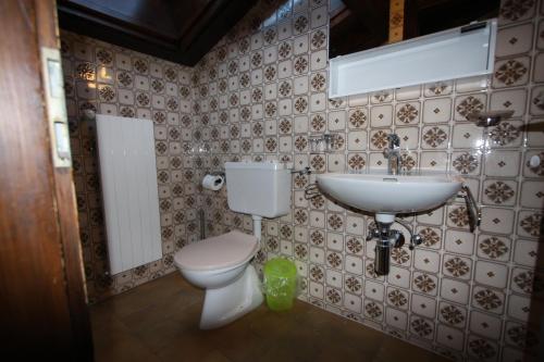 un baño con inodoro y lavabo en Résidence Arnica 3 pièces, en Nendaz