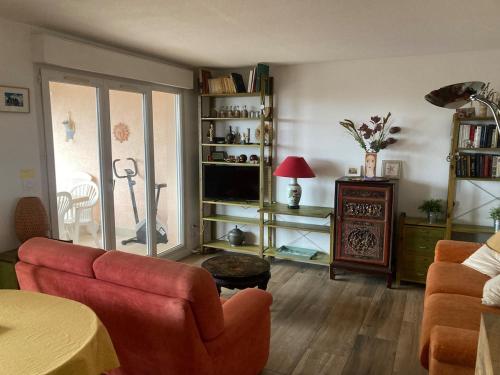 a living room with a couch and a table at Chez Thierry - appartement vue mer grande terrasse in Saint-Aygulf