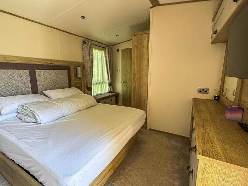 Postel nebo postele na pokoji v ubytování Stylish 6 Berth Caravan At California Cliffs With Decking In Scratby Ref 50056K