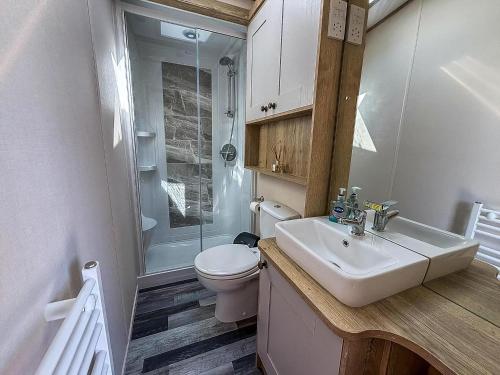 Koupelna v ubytování Stylish 6 Berth Caravan At California Cliffs With Decking In Scratby Ref 50056K