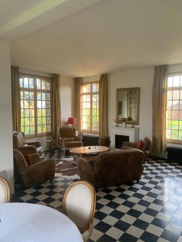 - un salon avec des fauteuils et une table dans l'établissement Grande maison normande de 250 m2 1ha - aperçu mer, à Auberville