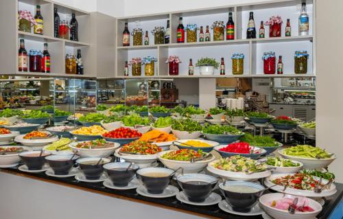 een buffet met etensbakken bij Rose Garden Premium - Ultra All Inclusive in Kemer